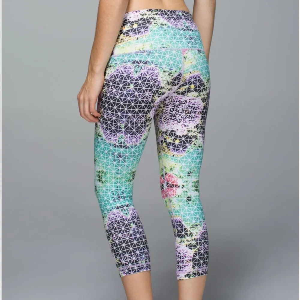 63. Lululemon Wunder Under Crop II *Full-On Luon Paradise Grid Very Green Multi - Picture 3 of 4